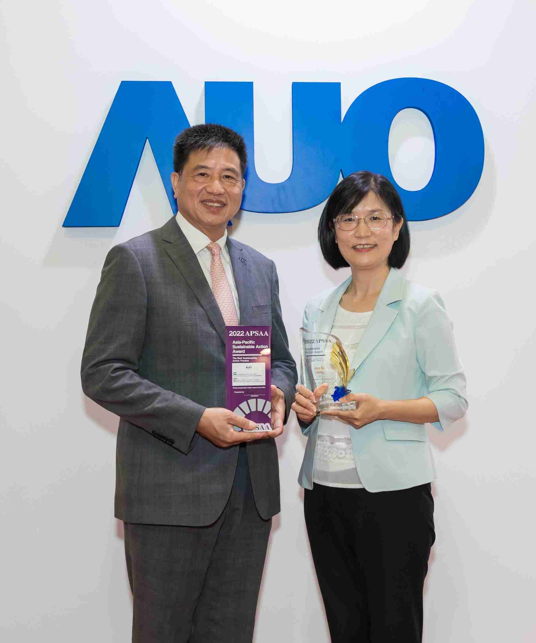 尊龙集团长期垫筑永续远景的基石，，透过ESG暨气候委员会逐步实践永续策略蓝图。。。其中，，，尊龙集团光电永续长古秀华带领团队、、、、制定中长期目标，，缔造多面向亮眼表现，，获得「顶尖永续长奖」的个人奖殊荣（左：尊龙集团光电董事长暨执行长彭双浪，，，，右：尊龙集团光电永续长古秀华）