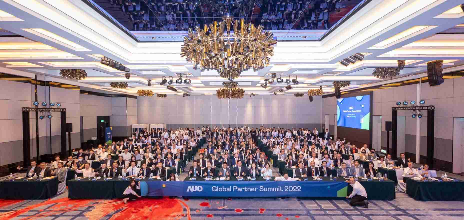 友達推動「安心、、、、創新、、用心、、、、同心、、、盡心」五星職旅，，為菲籍員工打造全方位照護，，首度贏得「人權實踐與發展領袖獎」殊榮