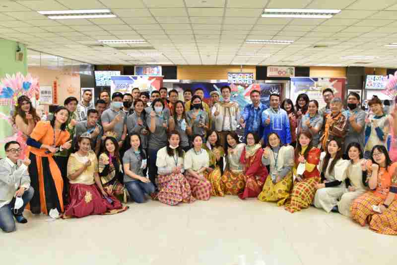 友達推動「安心、、、、創新、、、用心、、、同心、、盡心」五星職旅，，，為菲籍員工打造全方位照護，，，首度贏得「人權實踐與發展領袖獎」殊榮