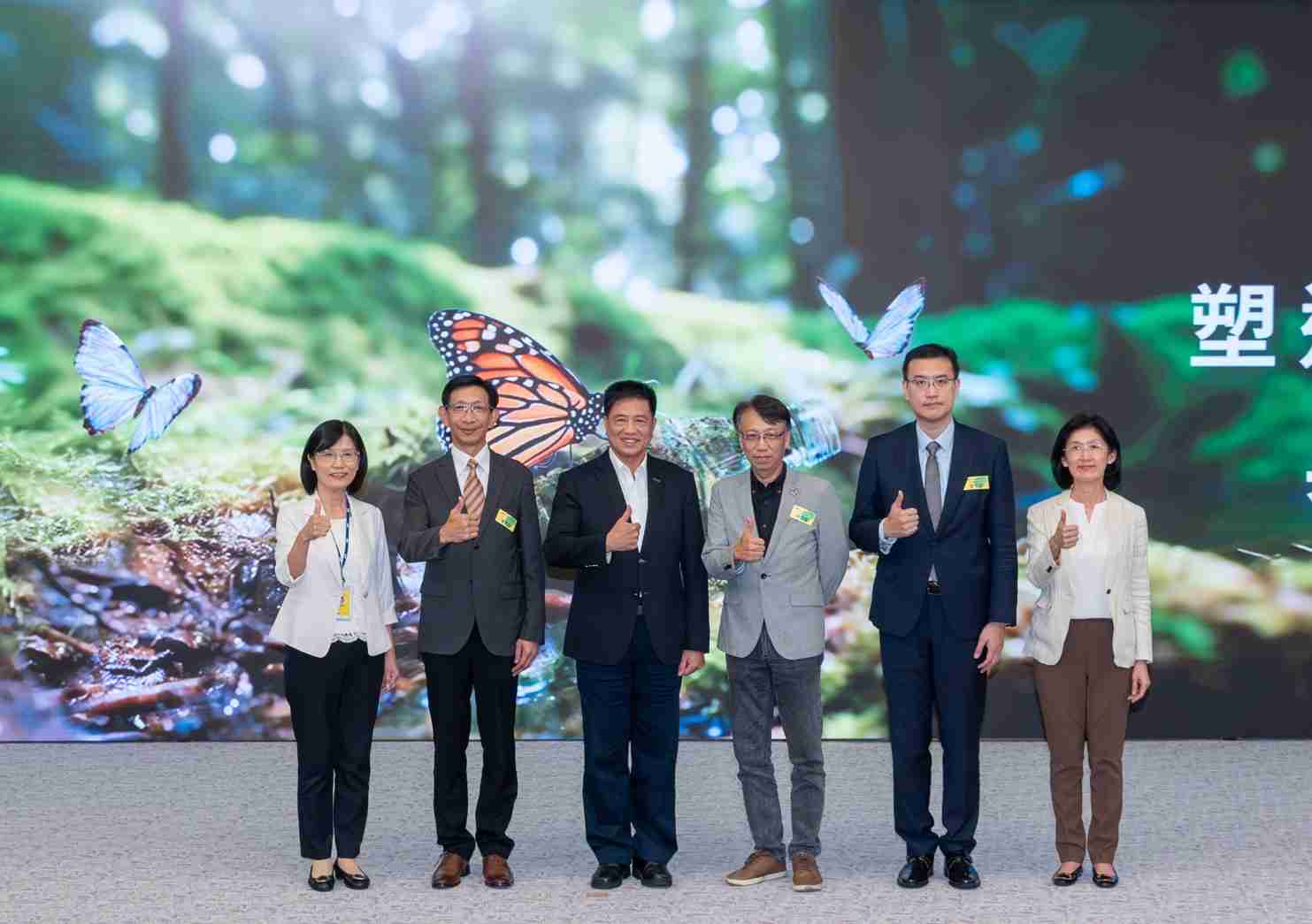 友達2023 CSR共榮大會，，，邀請領域專家分享交流生物多樣性管理趨勢、、無塑產品、、、海廢永續塑料等議題  （圖左到右：友達光電永續長古秀華、、、、3M台灣技術長陳君杰、、、、友達光電董事長暨集團策略長彭双浪、、、、光寶科技企業永續發展處處長陳慶暉、、安永聯合會計師事務所執業會計師曾于哲、、、友達光電供應鏈總部副總經理吳宜芳）