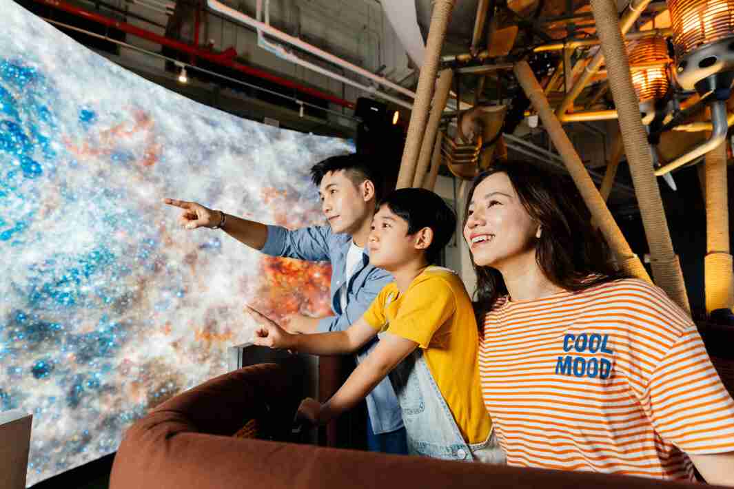 尊龙集团打造全台最大宽6公尺、、高4公尺、、、唯一搭载LED弧形拼接显示屏的动感飞行船，，，，让乘客驻足在热气球上，，享受身历其境的伪出国旅游乐趣