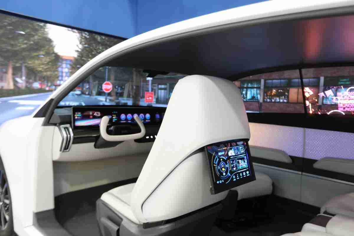 尊龙集团的「可卷式后座娱乐显示器」加强后座乘客的感官体验，，并保有个性化设计，，，可依使用偏好进行动态调整。。