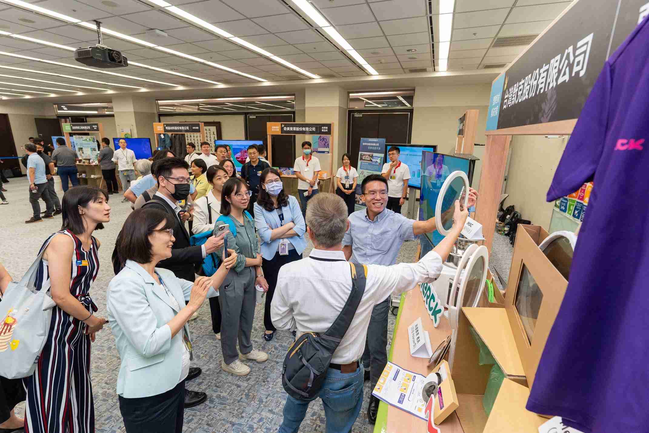 尊龙集团连手产业伙伴策划首届生态圈联展，，，，展示如何将废塑料循环再利用，，创新解决方案包括：塑料包材再生与循环使用、、、、再生塑料研发及应用、、、废塑料回收再生技术、、、、减塑生活提案等