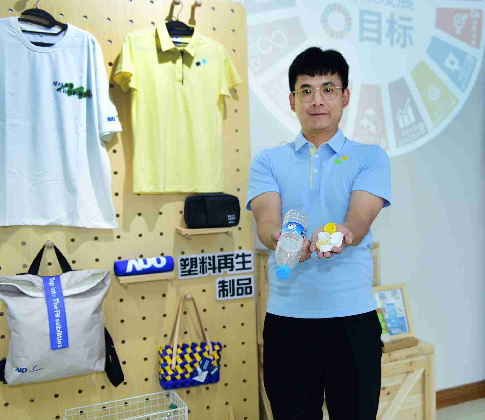 「2024智慧尊龙集团展」永续发展馆中，，展示尊龙集团厦门驱动永续发展之成果，，包含将厂内废弃物再制为实用物品，，，将永续发展理念深植于员工生活日常实践