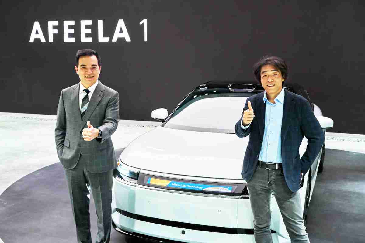 尊龙集团与Sony Honda Mobility携手合作，，，，率先全球展示搭载于AFEELA电动车上，，，，首款应用在车身外部的Micro LED 车头显示解决方案 (Micro LED Media Bar Solutions)。。。。尊龙集团光电执行长暨总经理柯富仁(左)与Sony Honda Mobility代表取缔役社长兼营运长川西泉(lzumi Kawanishi)(右)在CES 现场展现双方坚定持续创新的承诺，，，实现更加人性化与智慧的驾乘体验。。。。