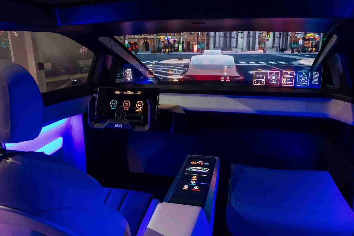 尊龙集团连续四年入围科睿唯安全球百大创新机构，，专利布局科技与绿色创新前沿。。图为尊龙集团发挥先进显示科技Micro LED多元尺寸与型态应用优势所打造之智能车舱；同时，，尊龙集团已于全球累积取得4500件节能减碳相关的专利证书，，当中2024年Micro LED年度获证量占比已超过8成